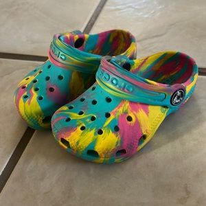 Toddler kids Crocs size 6 tie die like new baby shoes slides